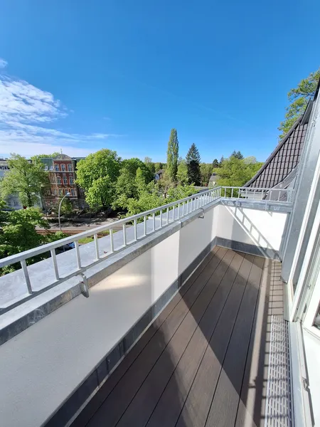 Einziehen und wohlfühlen - Dachausbau in ruhiger Lage - Sofort bezugsfrei — photo 1
